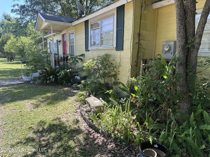 Property Photo:  1110 Live Oak Avenue  MS 39567 