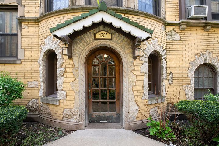 Property Photo:  4207 N Kedvale Avenue 2D  IL 60641 
