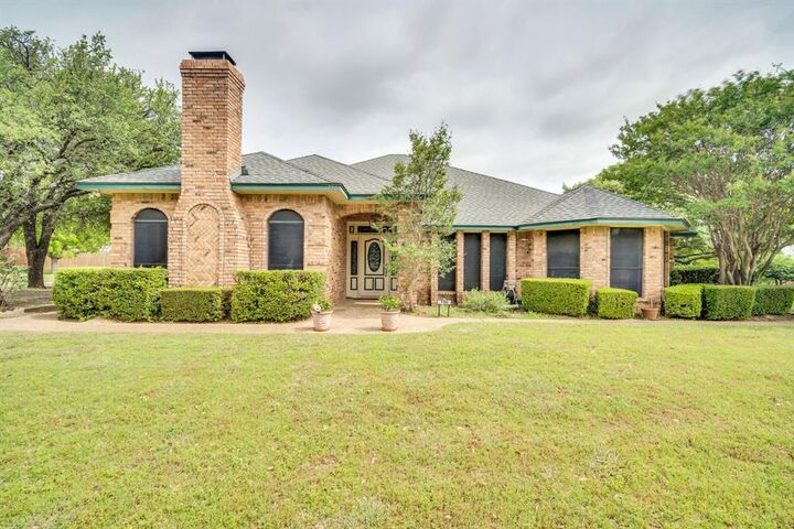 Property Photo:  750 Allen Lane  TX 76065 