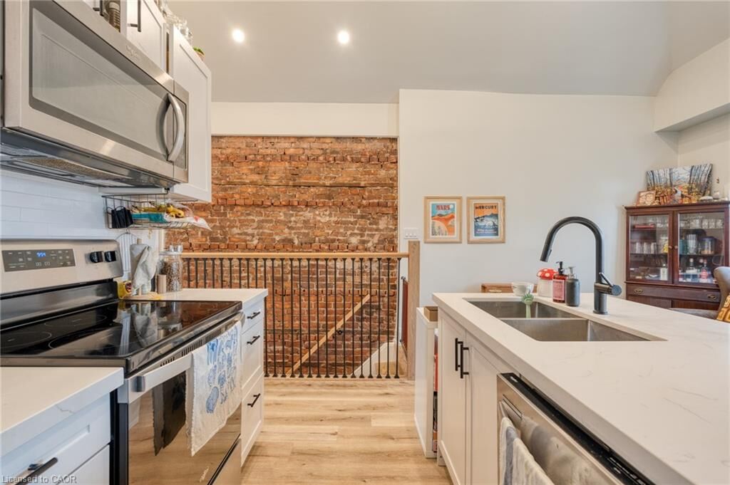 Property Photo:  64 Oxford Street Upper  ON L8R 2X1 