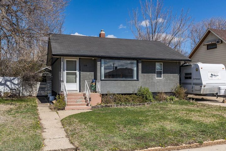 Property Photo:  228 11 Street SW  AB T1A 4S4 
