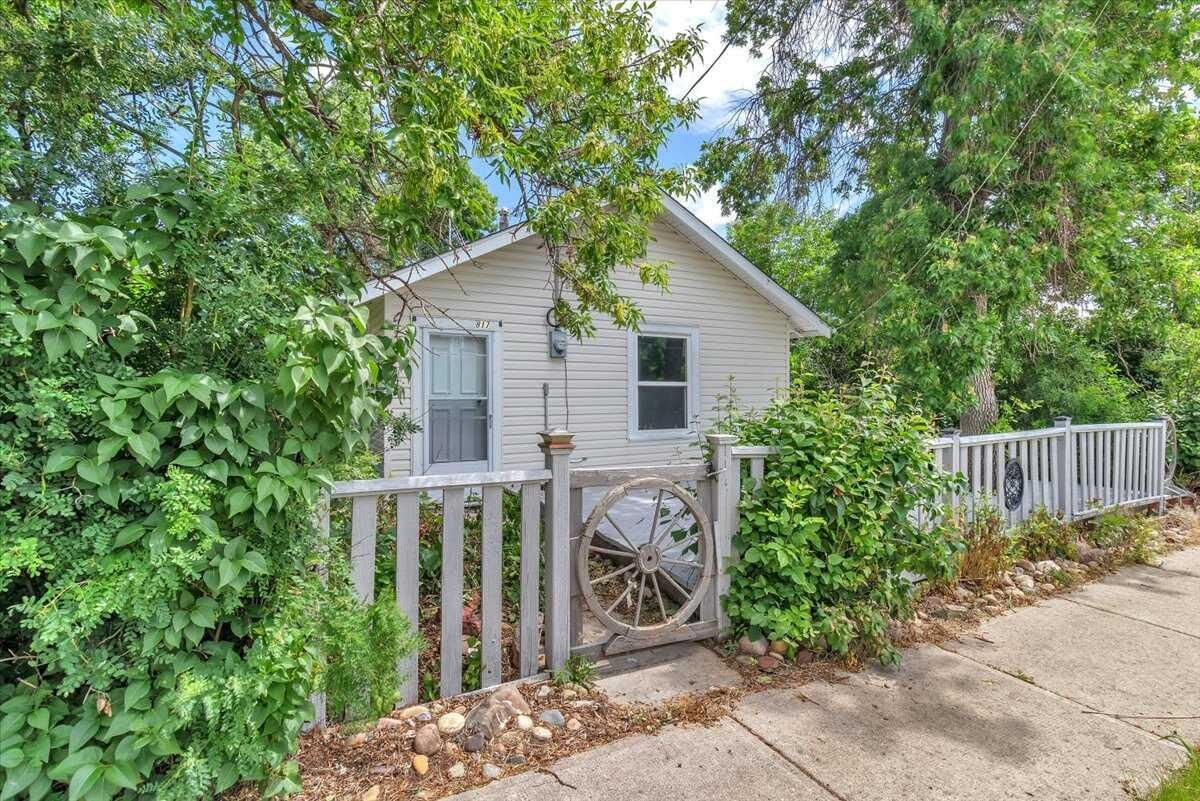 Property Photo:  817 East Road  AB T0J 3G0 