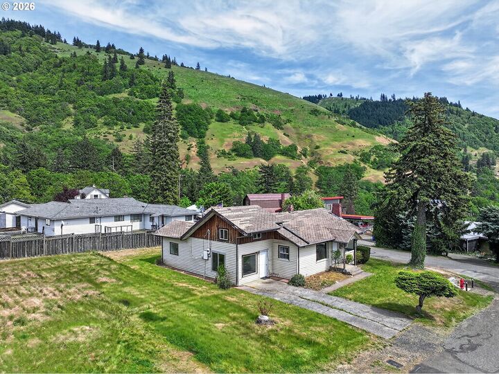 Property Photo:  782 NE Center St  WA 98672 