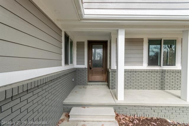 Property Photo:  4080 Fairlane Drive  MI 48301 