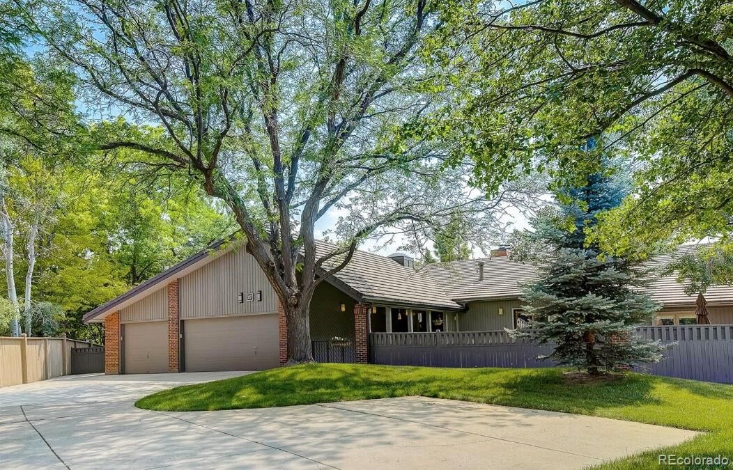 Property Photo:  27 Beacon Hill Lane  CO 80111 