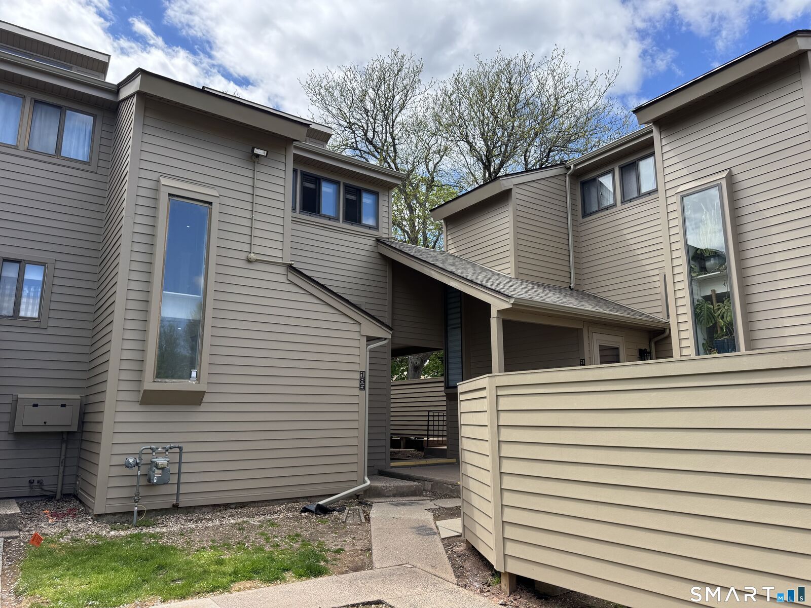 Property Photo:  185 Spring Street 185  CT 06109 
