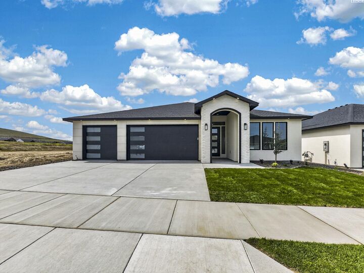 Property Photo:  2919 Meadowlark Ave  WA 99352 