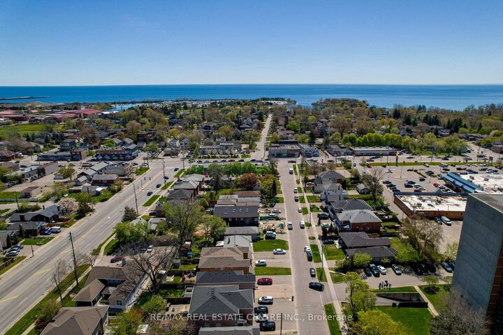 Property Photo: 1100 Caven Street 704 ON L5G 4N3