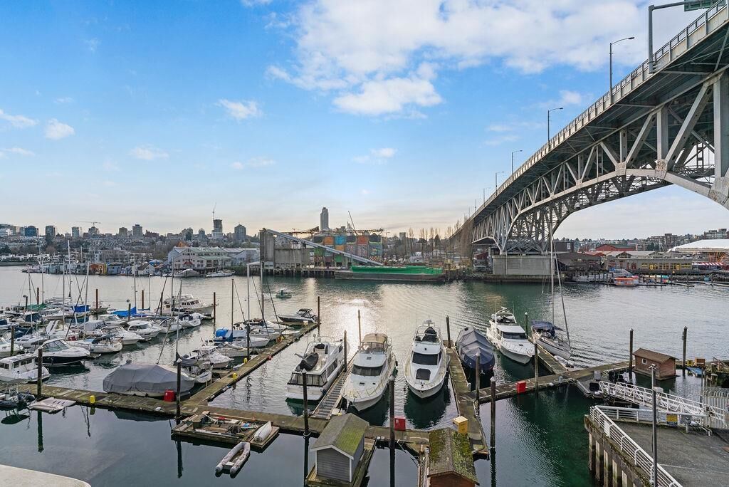 Property Photo:  628 Kinghorne Mews 505  BC V6Z 3A9 