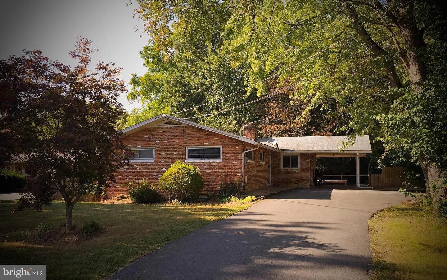 Property Photo:  9920 Pinehurst Avenue  VA 22030 