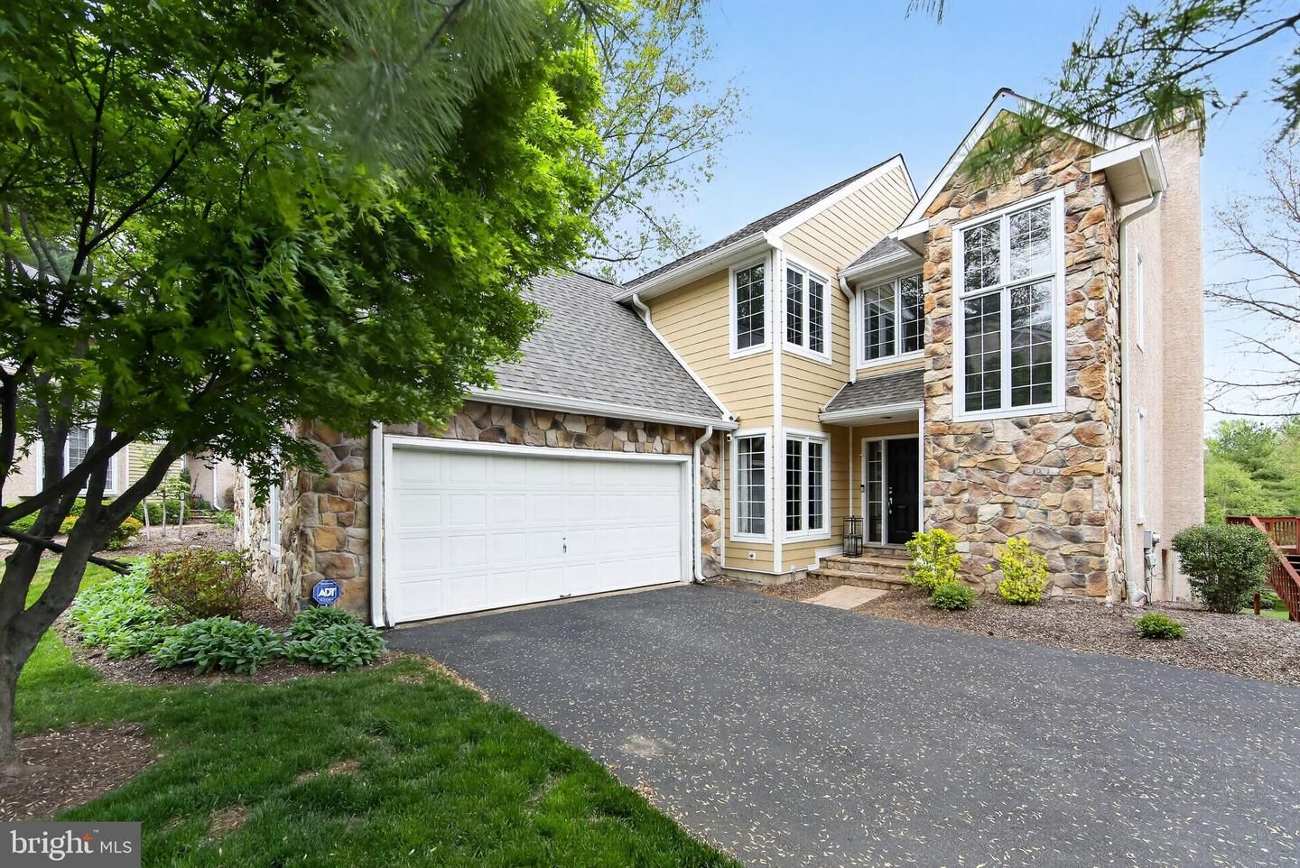 Property Photo:  8 Village Circle  PA 19073 