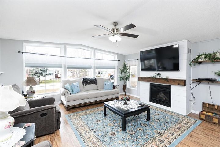 Property Photo:  29 Sunset Drive  MB R5H 1H5 
