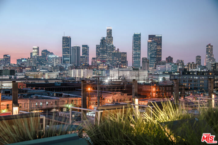 Property Photo:  527 Molino St  CA 90013 