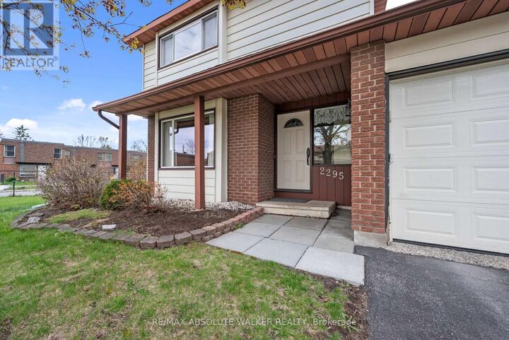 Property Photo:  2295 Cotters Crescent  ON K1V 8Y7 