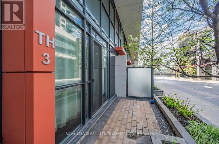 Property Photo:  4065 Brickstone Mews Th3  ON L5B 0G3 
