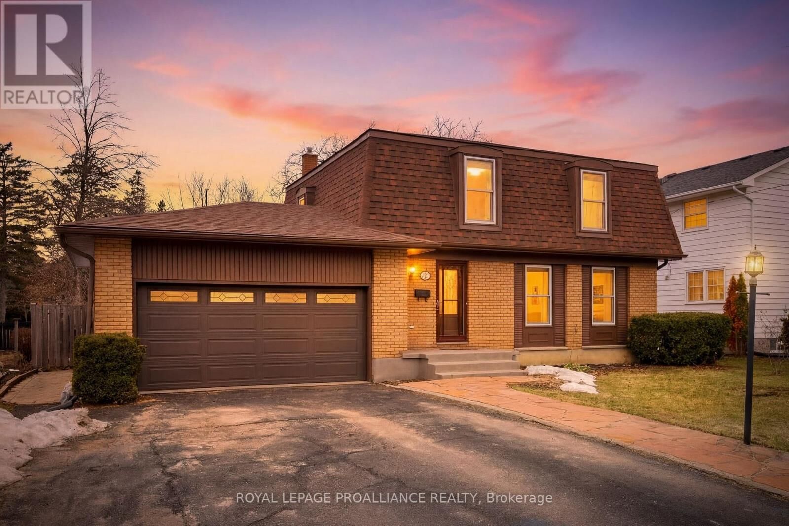 Property Photo:  14 Forest Hill Crescent  ON K8N 4M5 