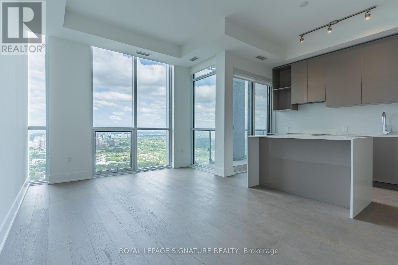 Property Photo:  1 Yorkville Avenue 5606  ON M4W 0B1 