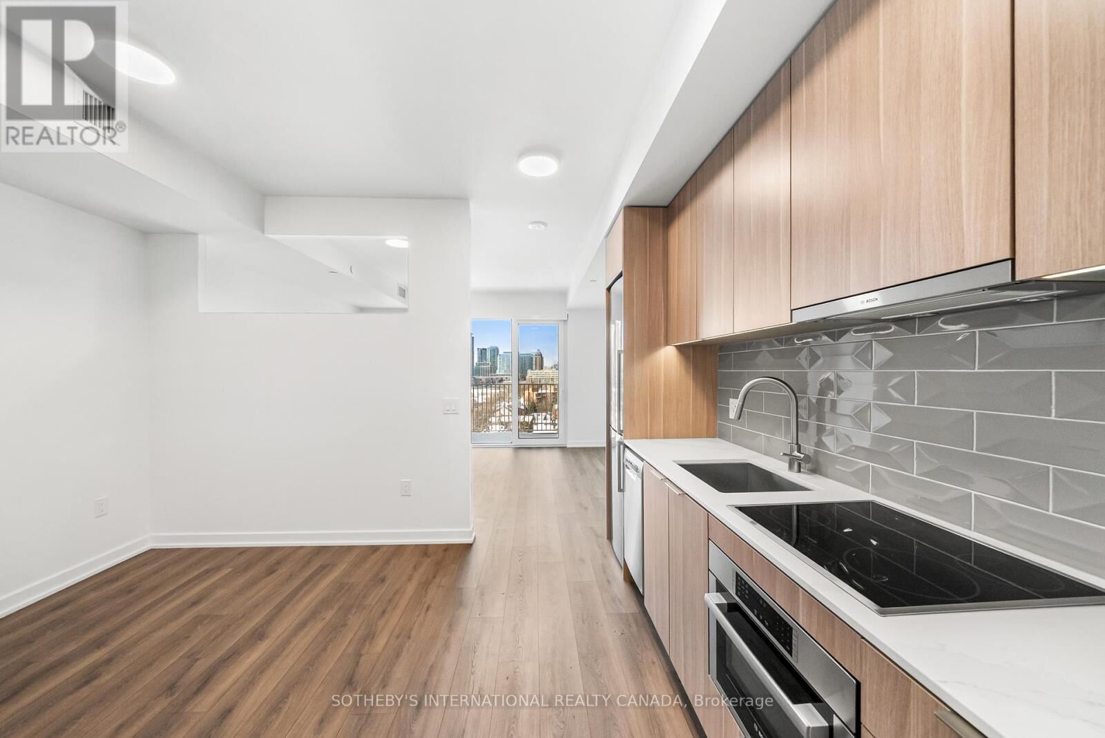 Property Photo:  88 Bathurst Street 1413  ON M5V 0W8 