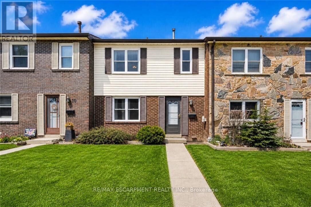 Property Photo:  2825 Gananoque Drive 11  ON L5N 1V6 