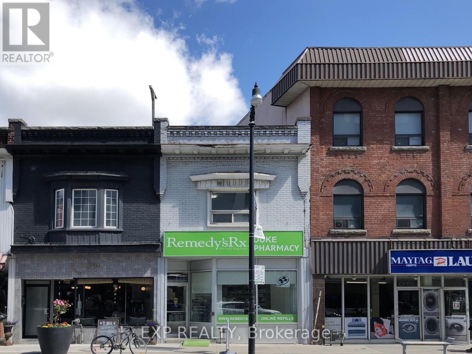 Property Photo:  2798 Dundas Street West  ON M6P 1Y5 