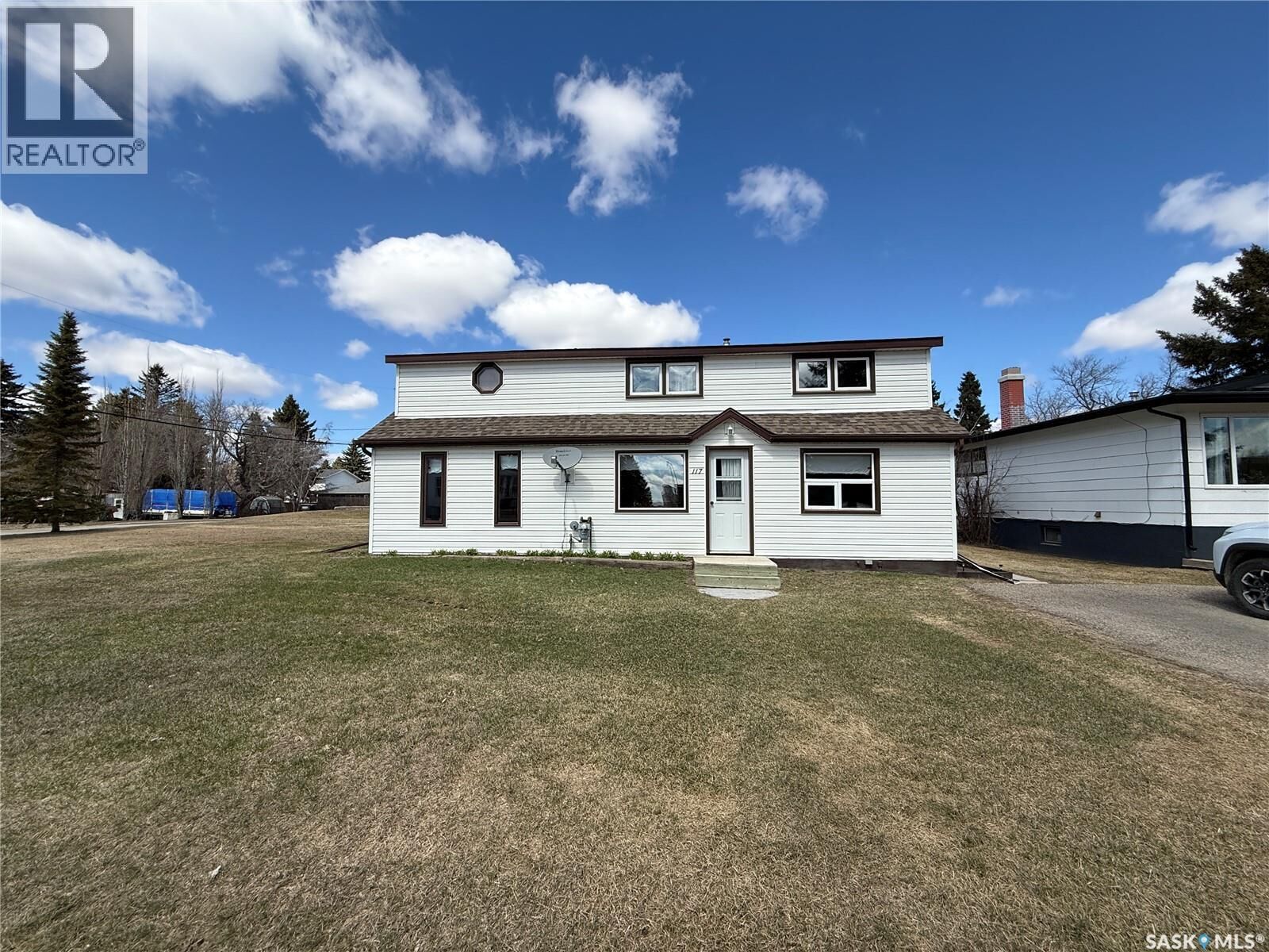 Property Photo:  117 3rd Avenue NW  SK S0K 4V0 