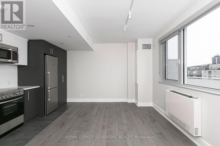 Property Photo:  11 Walmer Road 604  ON M5R 2W9 