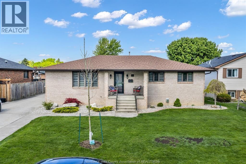 Property Photo:  18 Marvin Gardens  ON N9V 3M8 