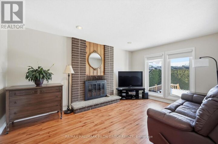Property Photo:  1354 Mountainside Crescent  ON K1E 3G5 