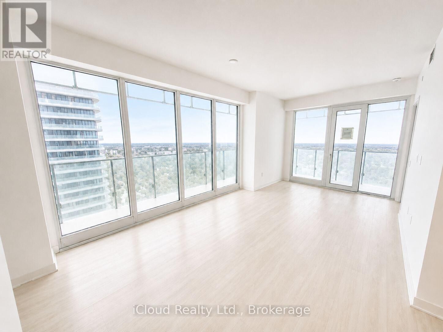 Property Photo:  3900 Confederation Parkway 5604  ON L5B 0M3 