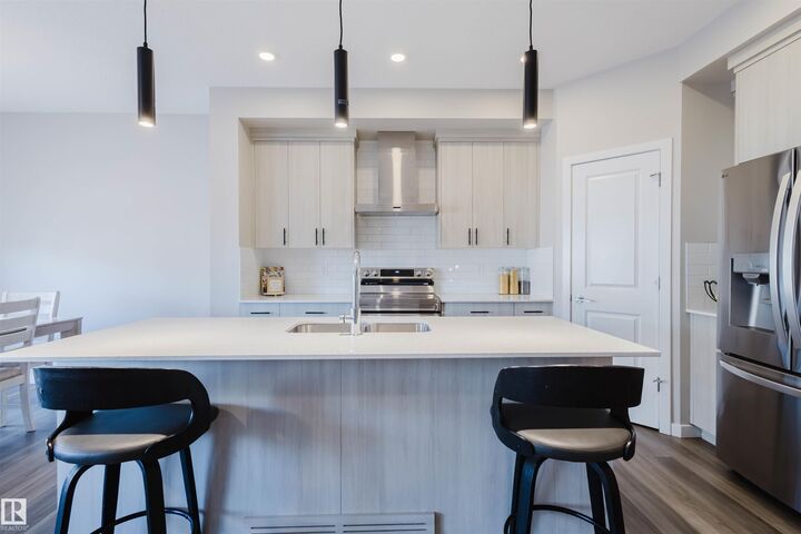 Property Photo:  5612 Hawthorn Way SW  AB T6X 3C1 