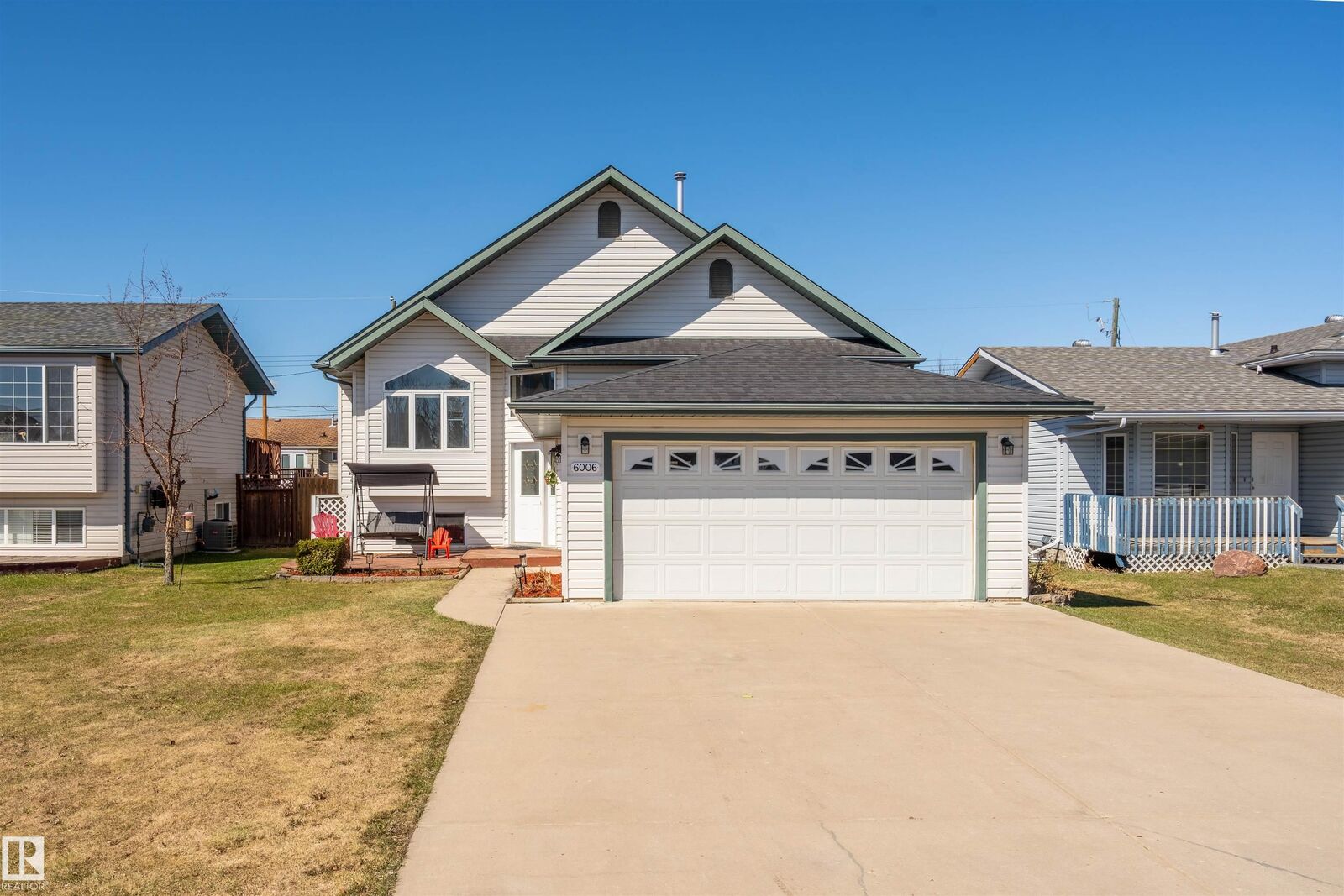 Property Photo:  6006 53 Avenue  AB T9M 1V5 