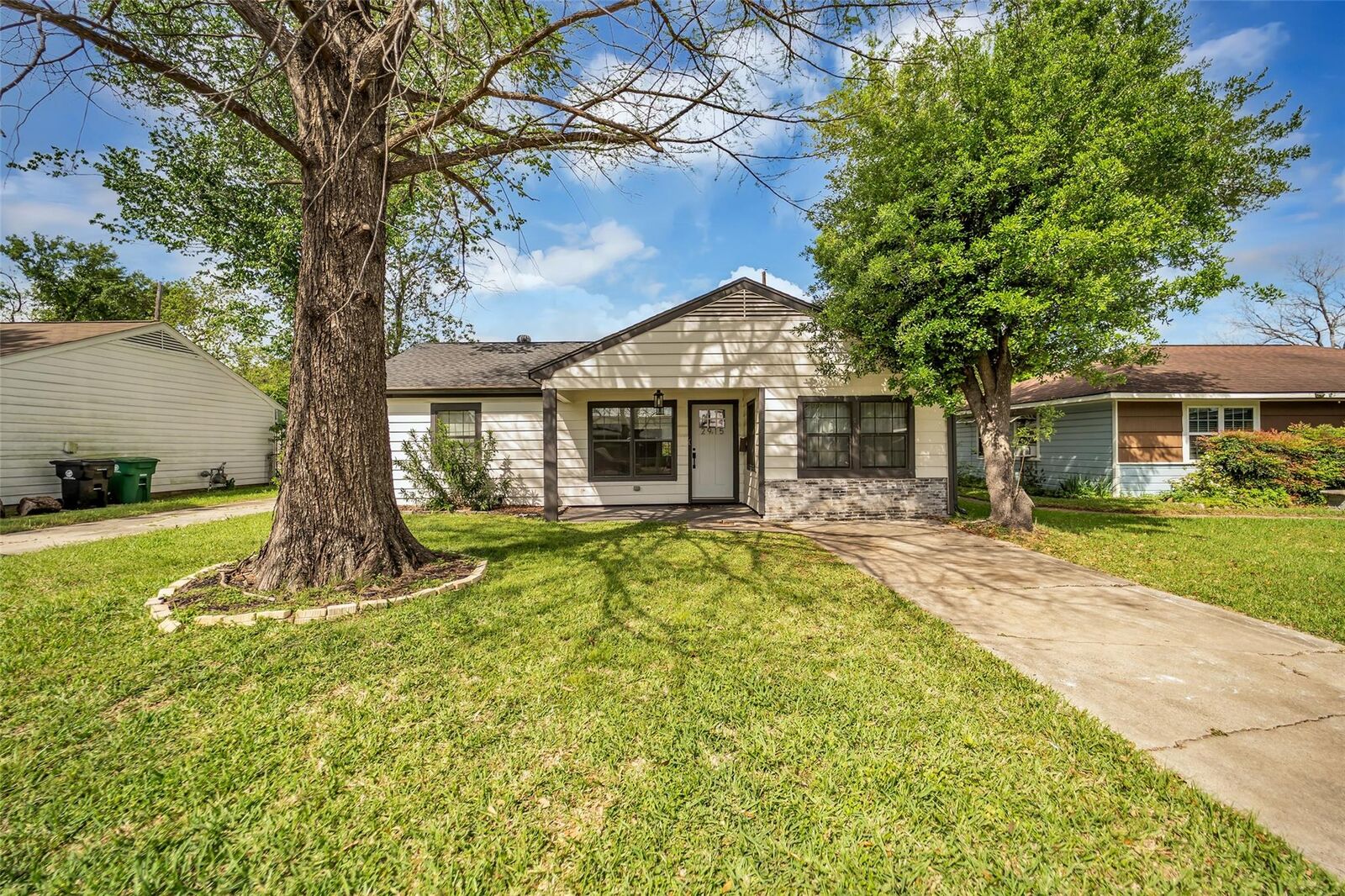 Property Photo:  2915 Robertson Street  TX 77009 