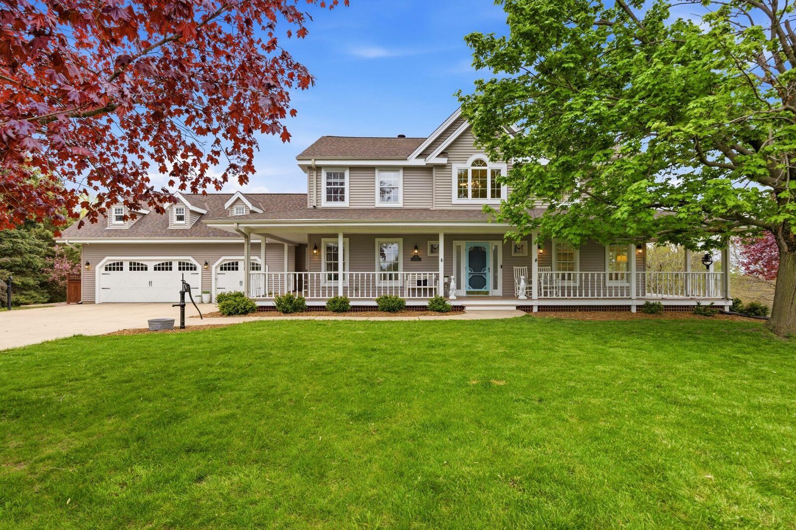 Property Photo:  105 Mark Ct  WI 53153 