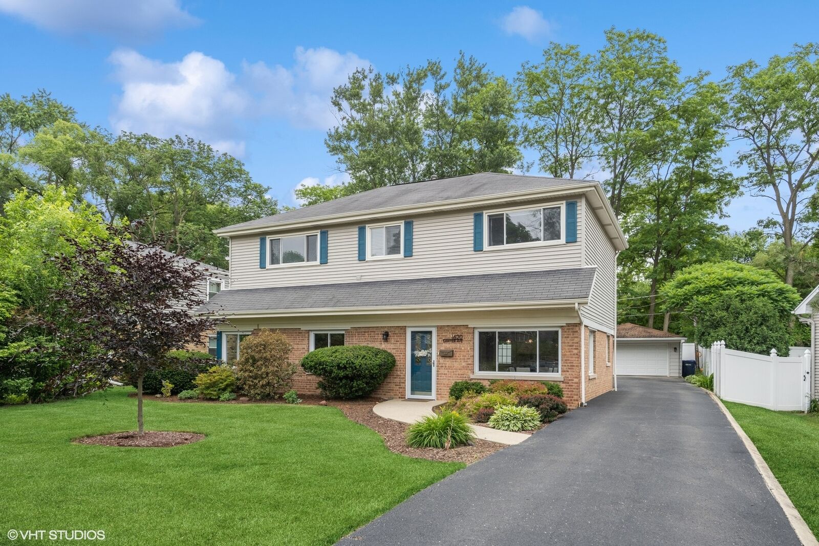 Property Photo:  1620 Sawyer Avenue  IL 60137 