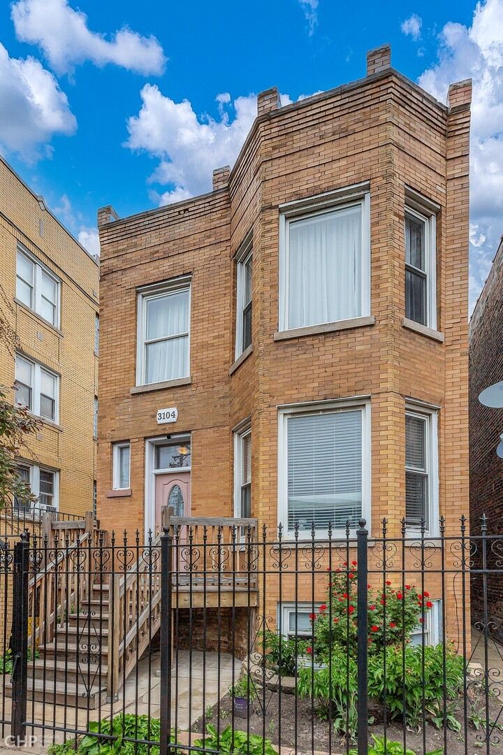 Property Photo: 3104 W Walton Street IL 60622
