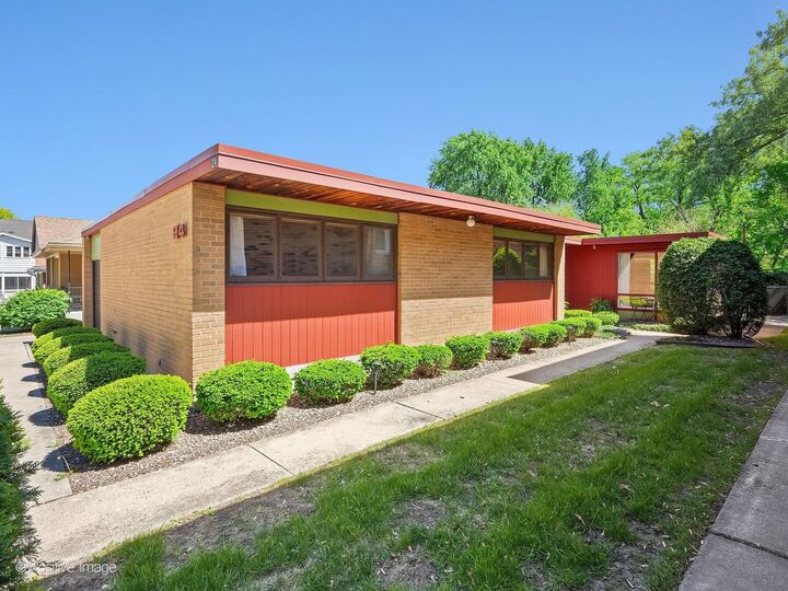 Property Photo:  24 E Harding Avenue  IL 60526 