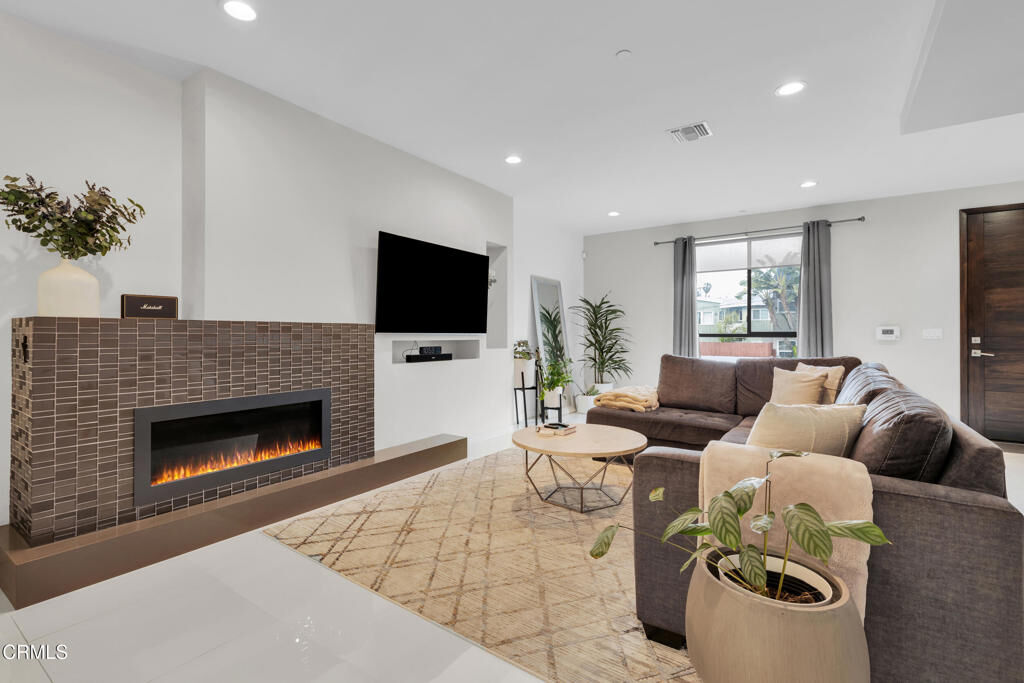 Property Photo: 4485 Hazeltine Avenue 3 CA 91423