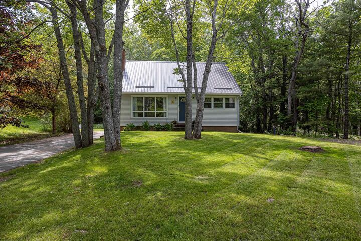 Property Photo:  5 Oakleaf Crescent  NS B2T 1B3 