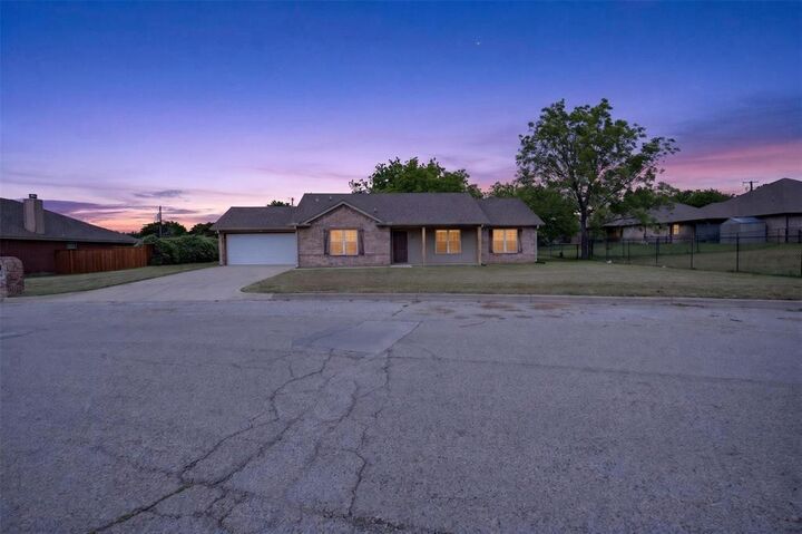 Property Photo: 505 E 5th Street TX 76082