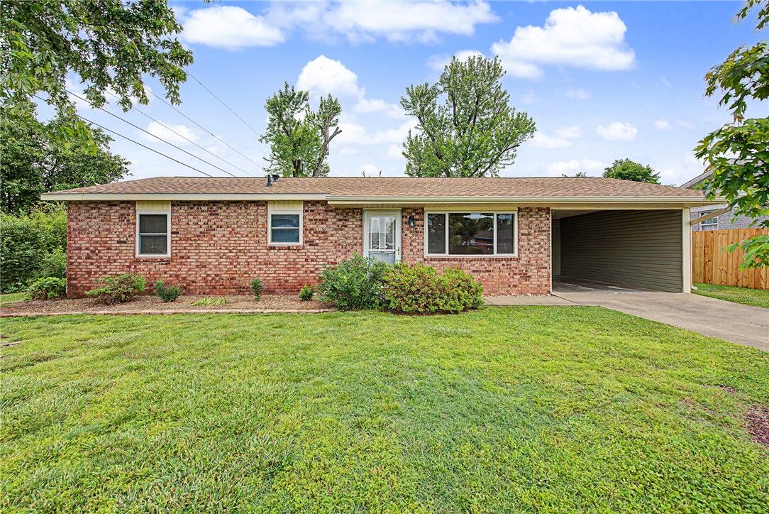 Property Photo:  715 N 12th Place  AR 72756 
