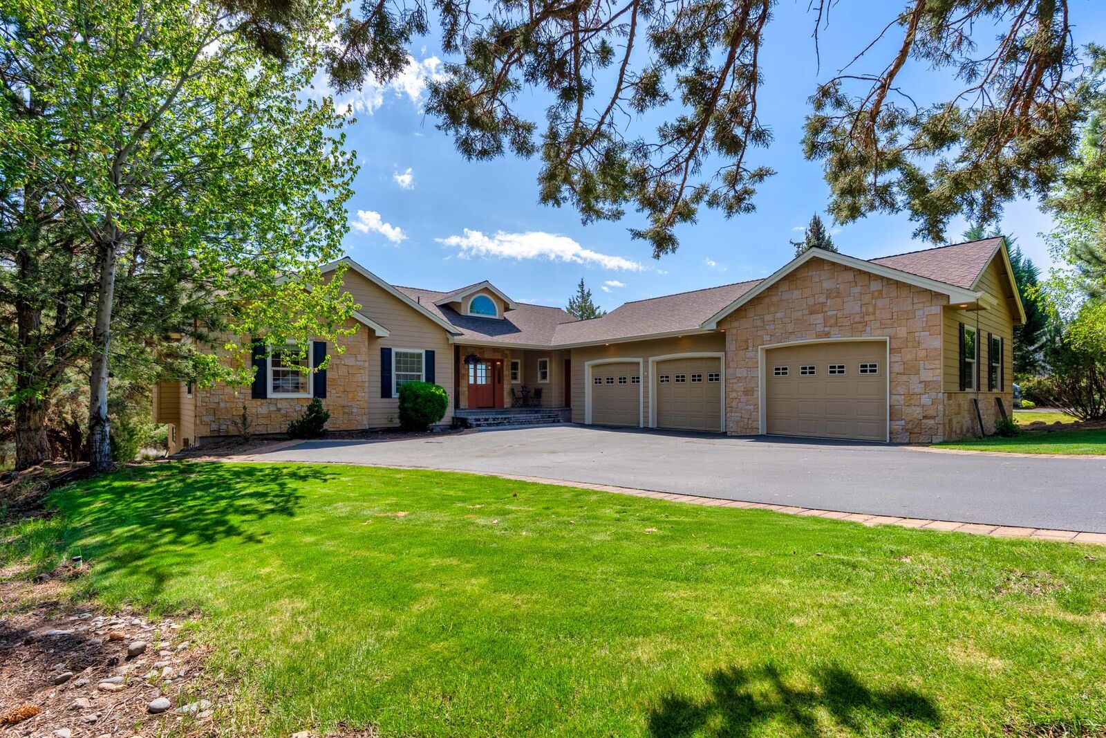 Property Photo: 1580 Murrelet Drive OR 97756