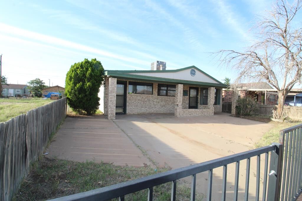 Property Photo:  911 Snyder St  TX 79761 