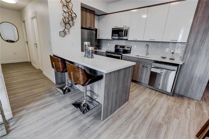 Property Photo:  49 Walnut Street S 1908  ON L8N 2L1 