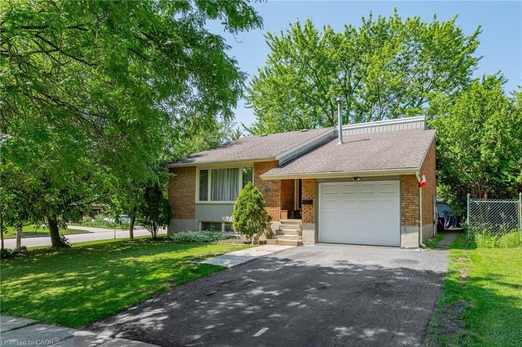 Property Photo:  31 Mulberry Lane  ON N2L 5L4 