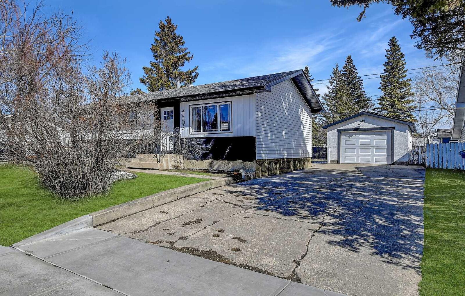 Property Photo:  8503 100 Street  AB T8V 2J8 