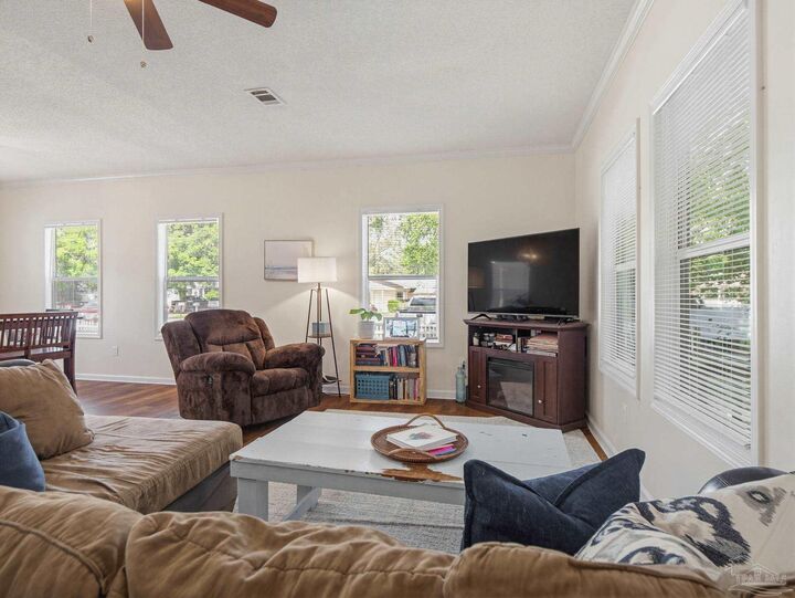 Property Photo:  2011 Augusta Ave  FL 32507 