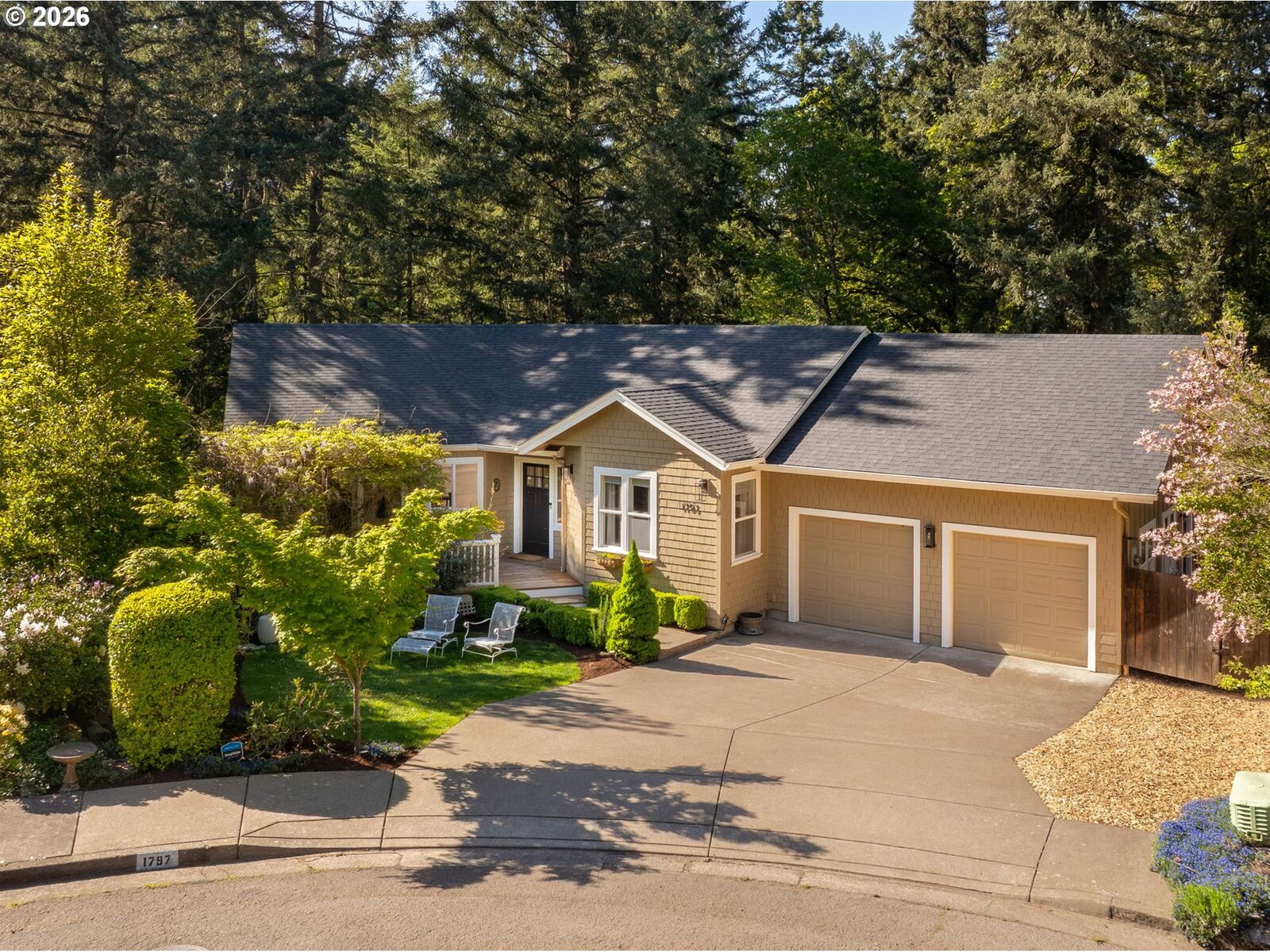 Property Photo:  1797 Craigmont Ave  OR 97405 