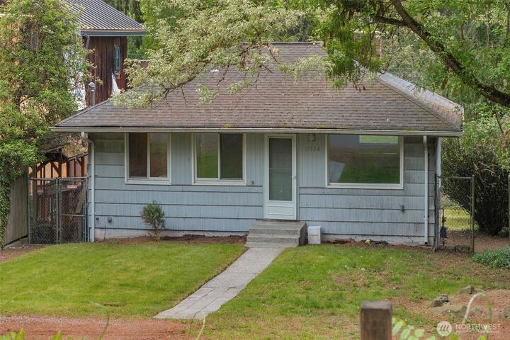 Property Photo:  11524  32nd Avenue NE  WA 98125 