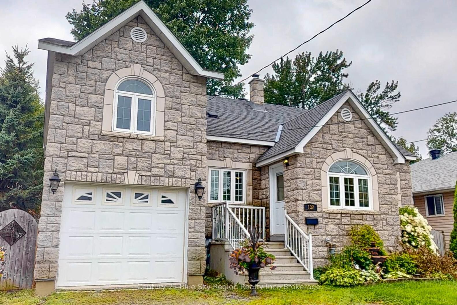 Property Photo:  137 Whitney Avenue  ON P1A 1Y7 