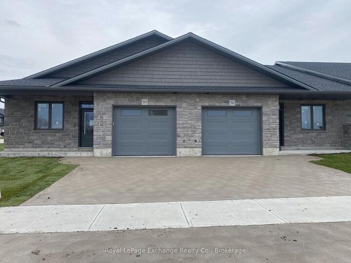 20 Mercedes Crescent — photo 1